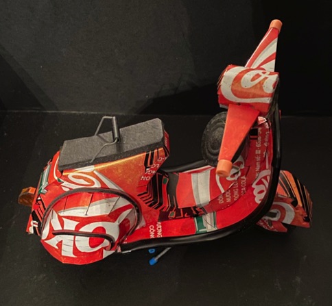 10398-1 € 4,00 coca cola scooter gemaakt van blikjes.jpeg